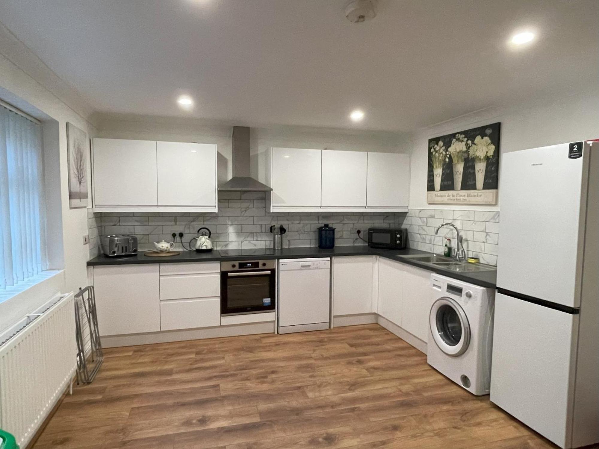 1 Fitzhamon Embankment Apartments Opposite Principality Stadium - Long Stay Offer Cardiff Room photo